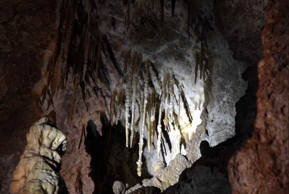 Die Tropfsteinbildung in Form von Stalaktiten, die hängen an der Decke der Höhle