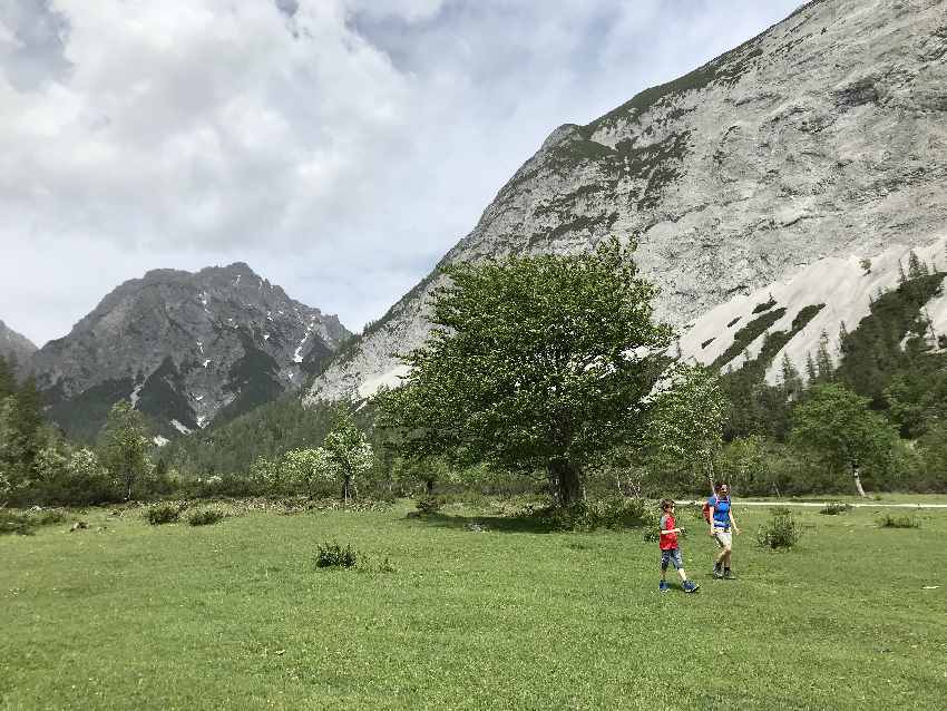 Der Stallenboden im Karwendel mit den mächtigen Felswänden