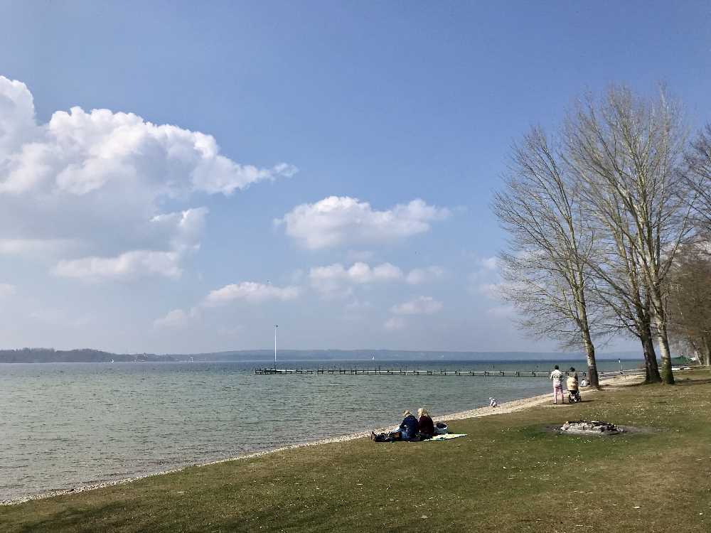 So schön wandern wir die 2 Kilometer am Starnberger See entlang