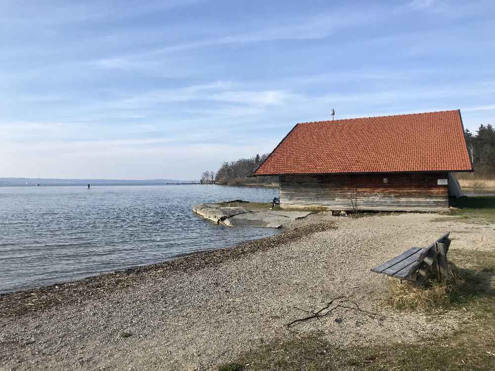 Im Strandbad St. Heinrich im Starnberger See baden