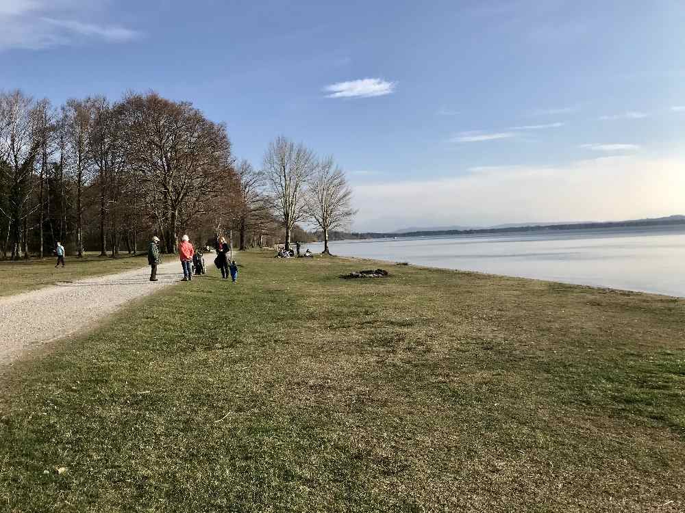 Diese Weite ist wunderbar am Starnberger See mit Kinderwagen - kilometerlang kannst du hier wandern mit Kinderwagen