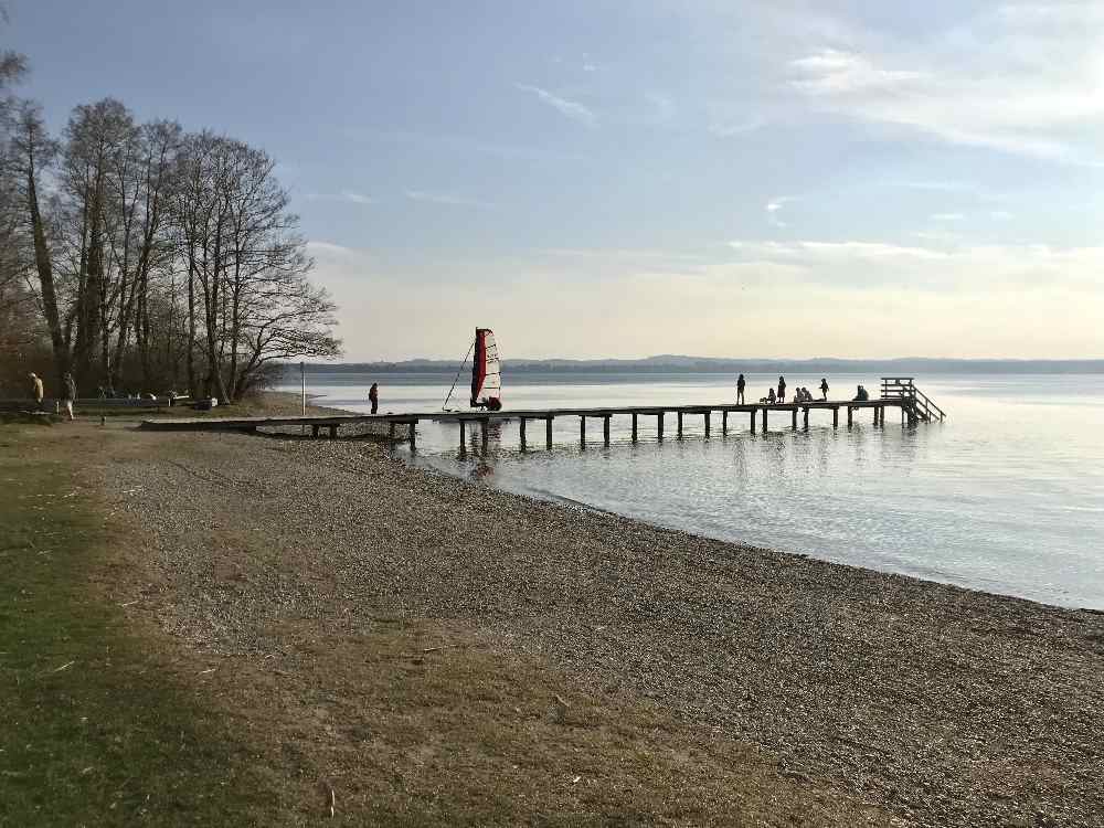 Schön am Starnberger See wandern mit Kindern, hier der Steg in Ambach