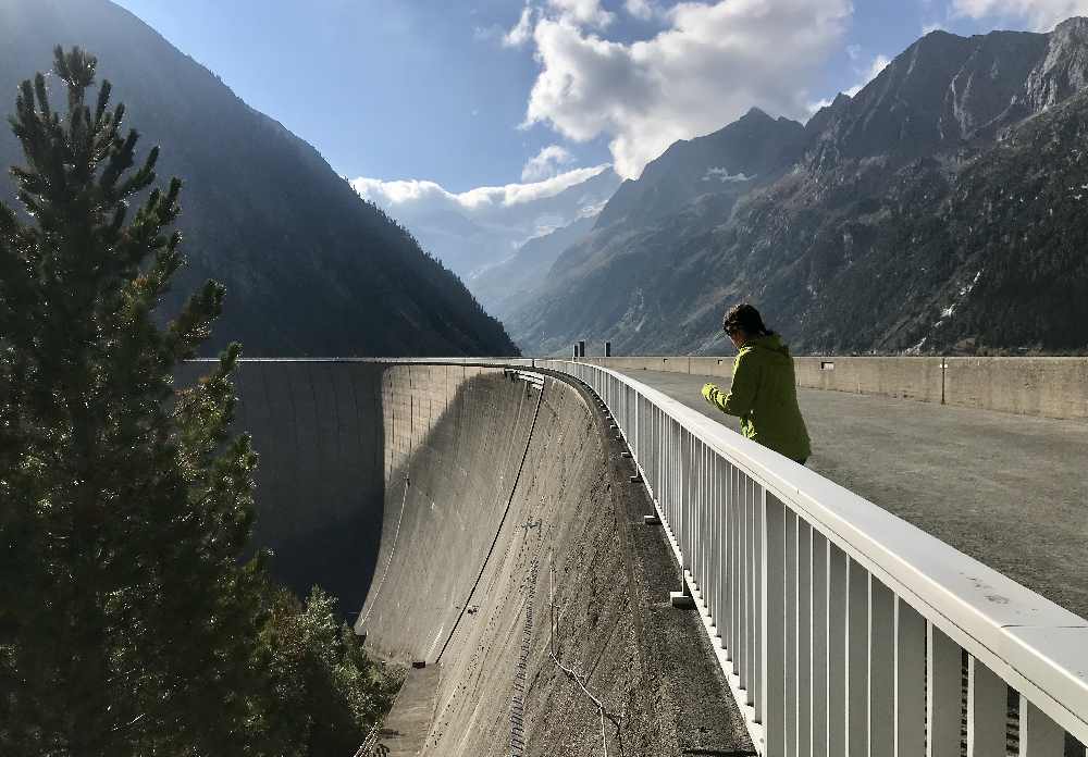 Zuerst bekommen wir oben auf der Staumauer eine Erklärung - links unten siehst du hier übrigens den Klettersteig in der Mauer!