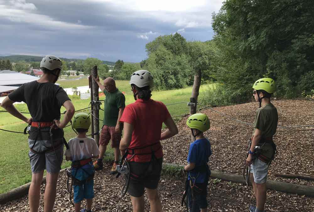 Wir lernen den richtigen Umgang mit Karabiner und Rolle für die Begehung des Klettergartens