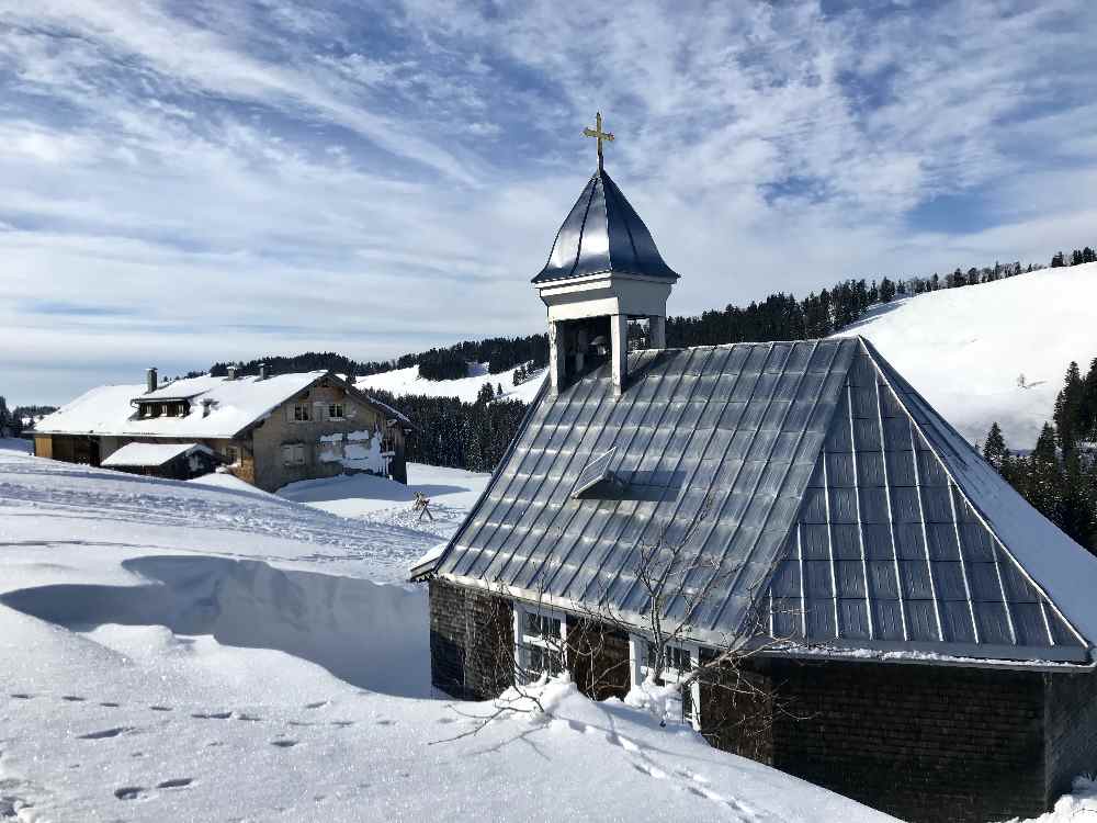 Winterwandern Oberstaufen: Toll war es bei der Hochwies Kapelle direkt am Winterwanderweg in Steibis 