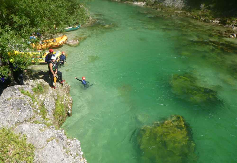 Steiermark oder Karibik? Hier stoppen wir beim Rafting mit Kindern das erste Mal, klettern auf die Felsen und springen in die Salza hinunter