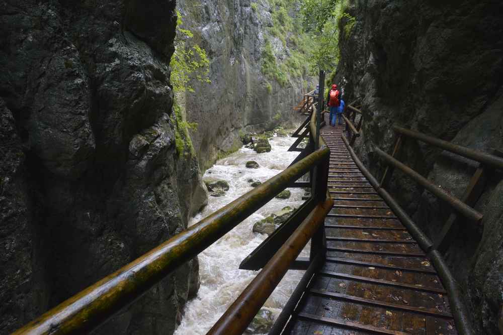 Teilweise wird es in der Nothklamm richtig schmal auf der Klammwanderung mit Kindern 