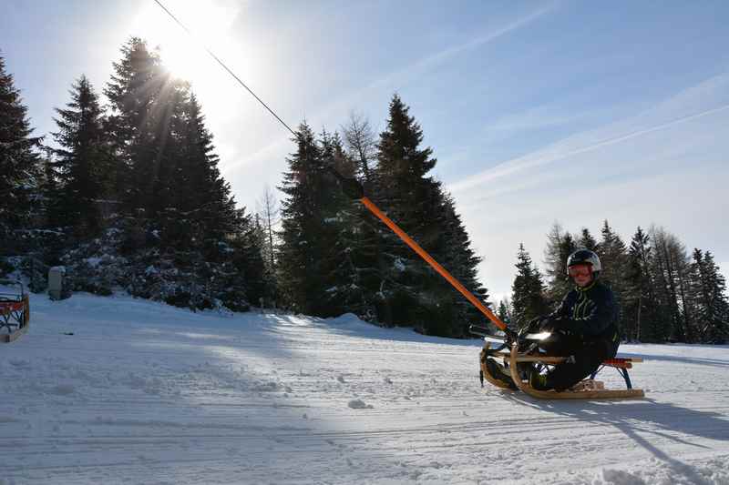 Rodeln Steiermark - Das Bergaufrodeln ist eine Besonderheit der Tonnerhütte beim Rodeln mit Kindern in der Steiermark 