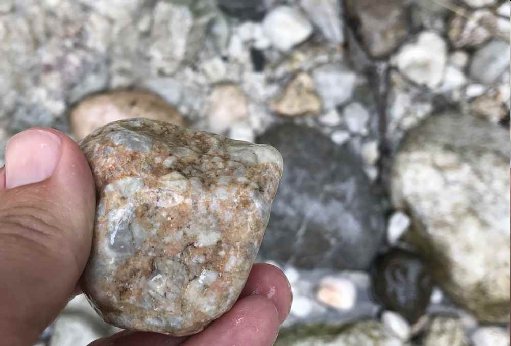 Im Gamsbach Bachbett suchen wir nach Steinen, die wir nachher in der Geowerkstatt bearbeiten möchten