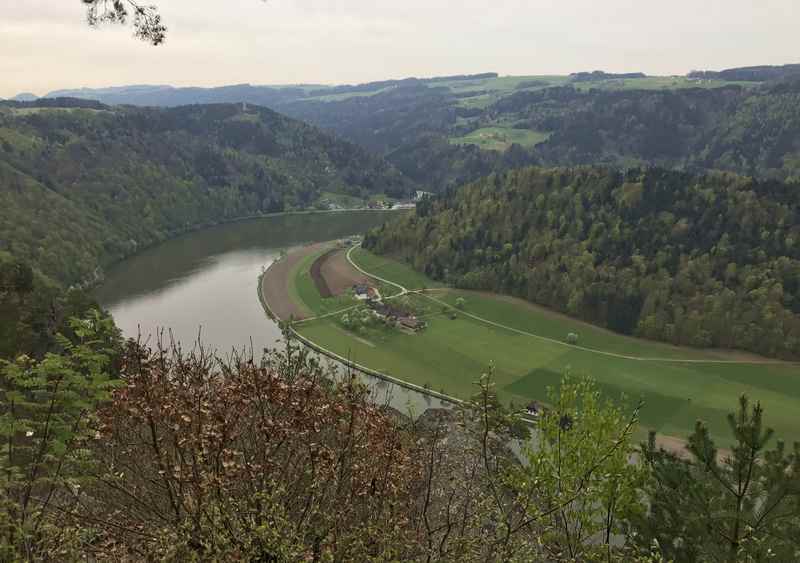 Oben der Blick am Steiner Felsen auf die Donau 