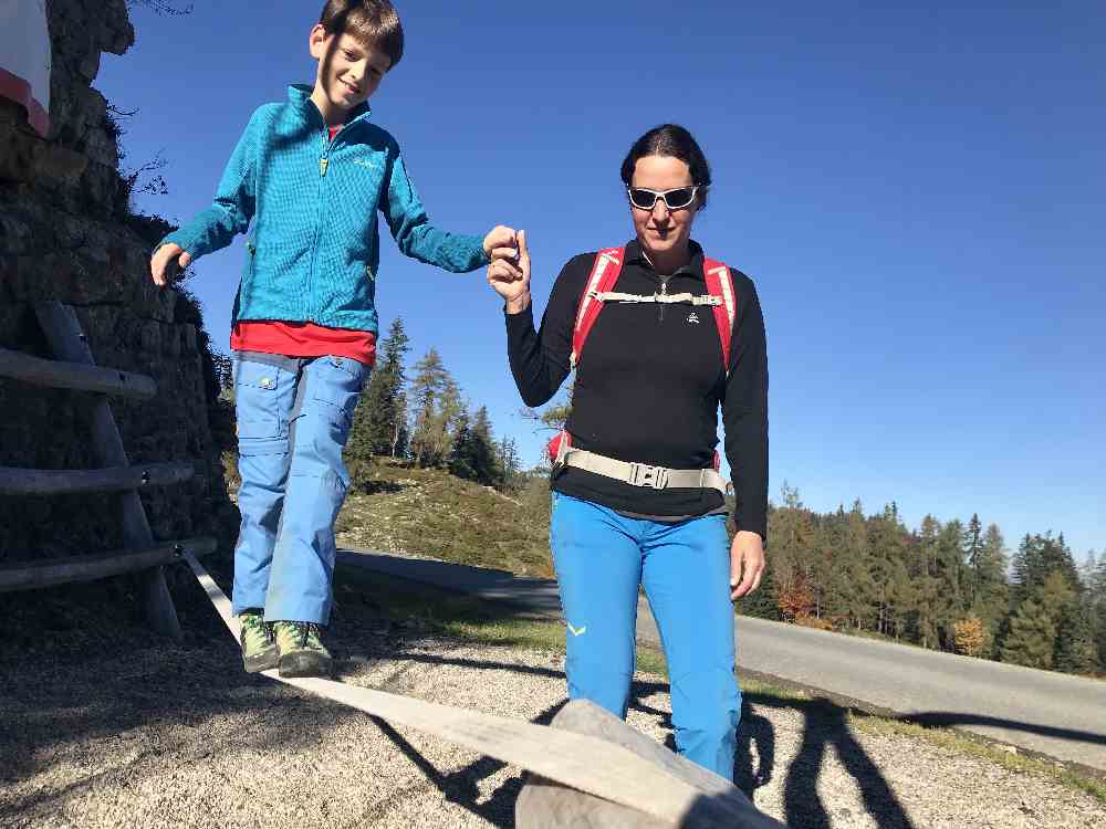 Nach wenigen Minuten machen wir Pause beim ersten Spielplatz bei der Stallenalm