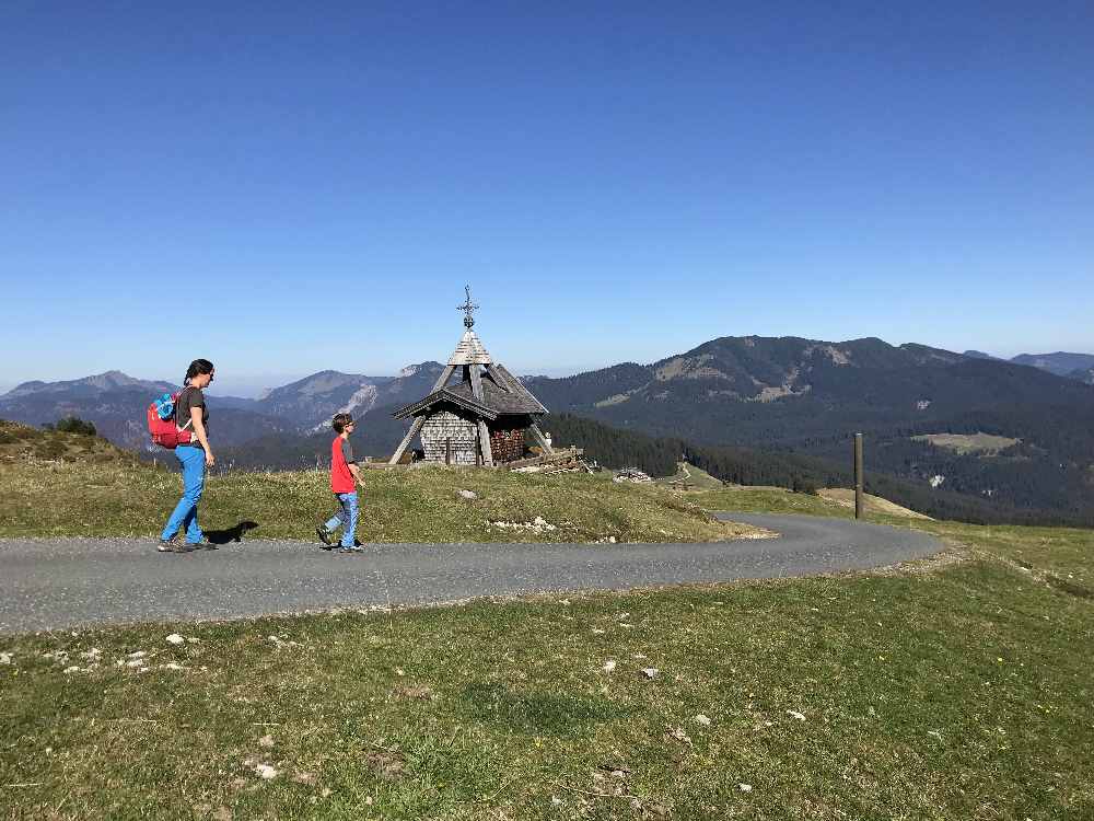 Die breite geteerte Straße auf die Steinplatte geht auch als Kinderwagen Wanderung