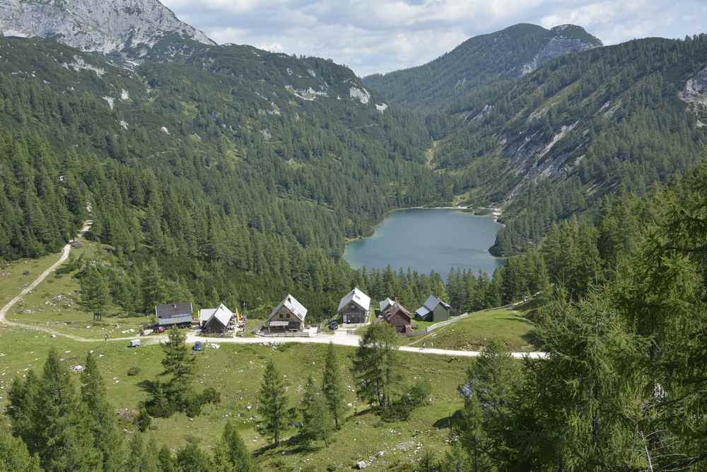 Und das ist der Panoramablick vom Steirerbankerl hinunter auf die Steierhütten und den Steirersee