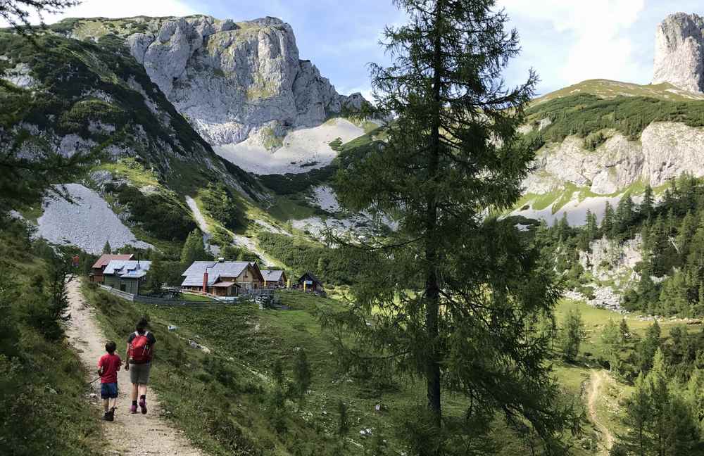 Auf dem Rückweg wandern wir im Salzkammergut wieder an den Steirerhütten vorbei