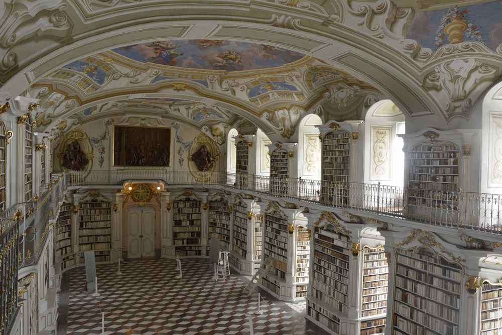 Blick von oben in den großen Saal der Stift Admont Bibliothek