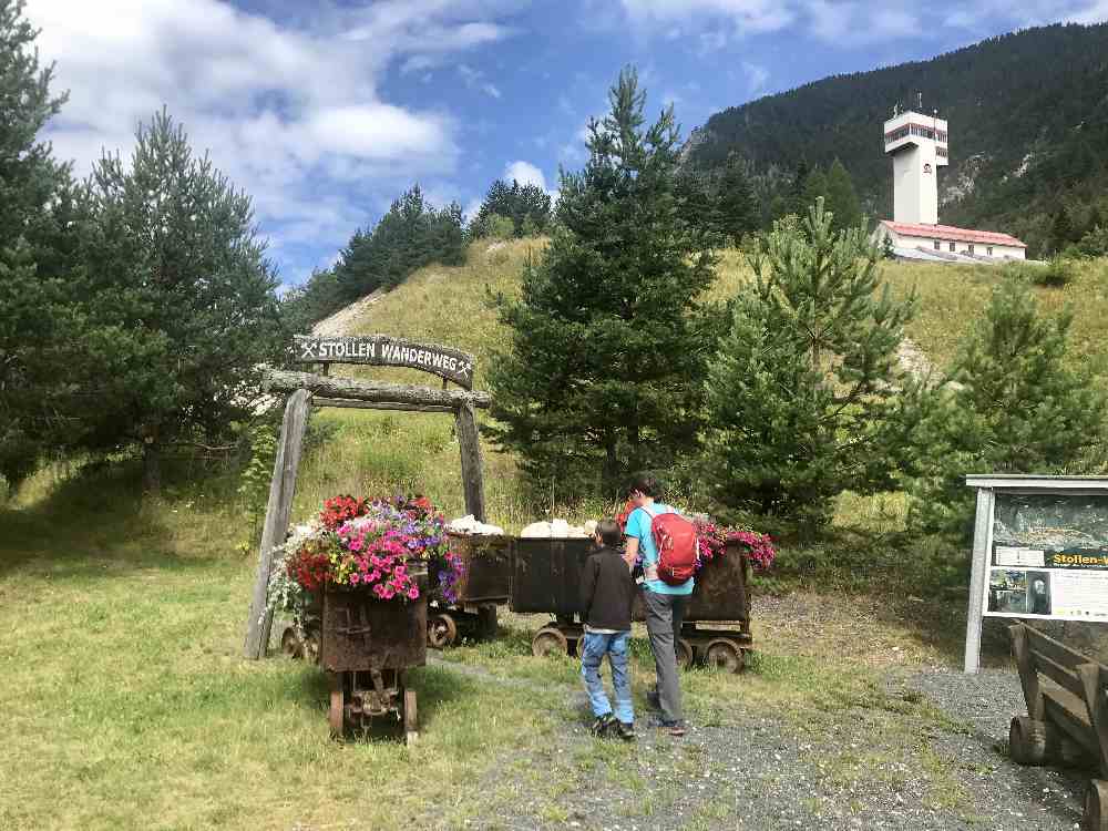 Los geht´s: Der Eingang zum Stollen Wanderweg in Bad Bleibach, bei Villach