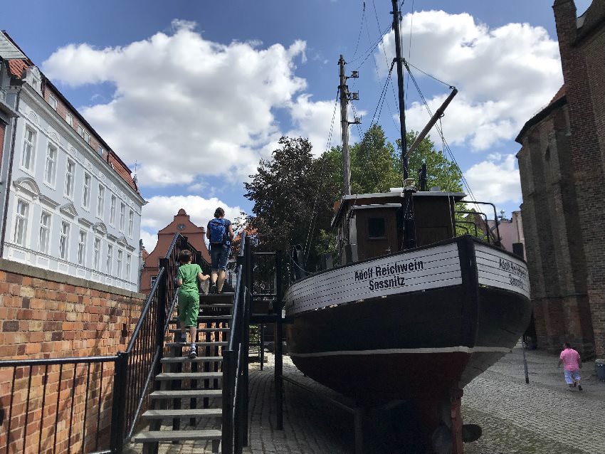 Stralsund Unternehmungen mit Kindern: Beim Meeresmuseum das Schiff erkunden