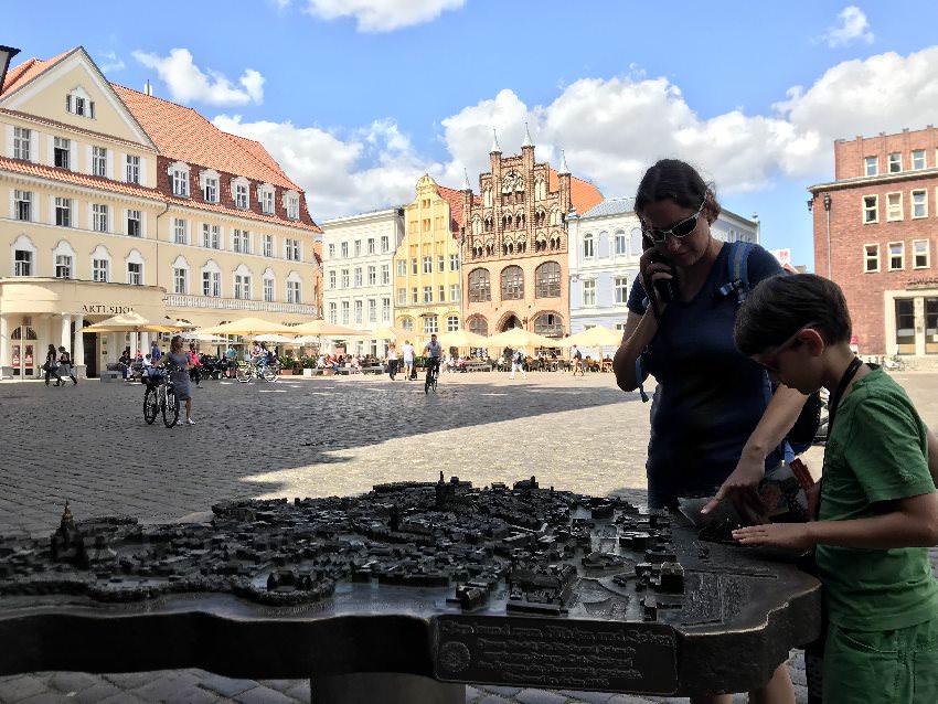 Zwischenstopp beim Stadtrelief - das lieben unsere Beiden in Stralsund mit Kindern