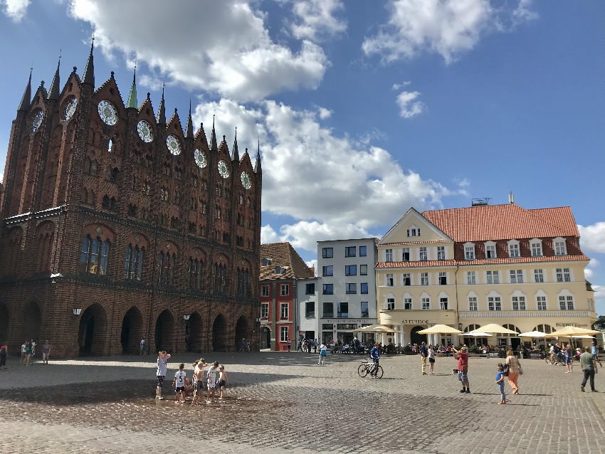 Stralsund mit Kindern erleben: Stadtrundgang Stralsund mit Start beim imposanten Rathaus