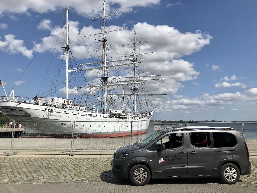 Stralsund parken - auf dem Weg zum Parkplatz musste ich natürlich dieses Foto mit der Gorch Fock machen