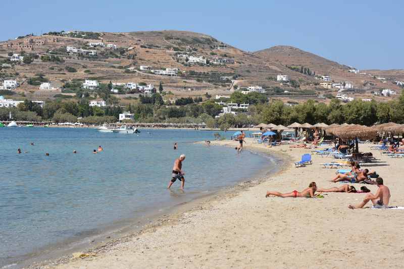 Am Strand von Parikia mit Kindern auf der Kykladeninsel