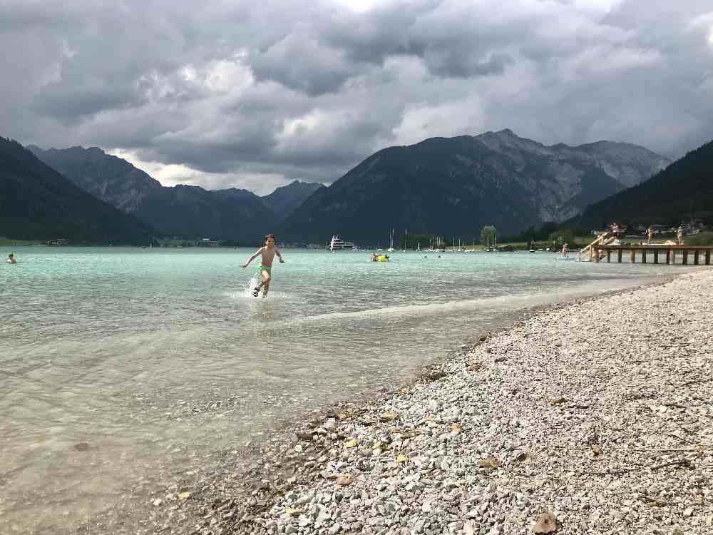 Die Kinder können im seichten Wasser am Ufer baden und im Wasser spielen