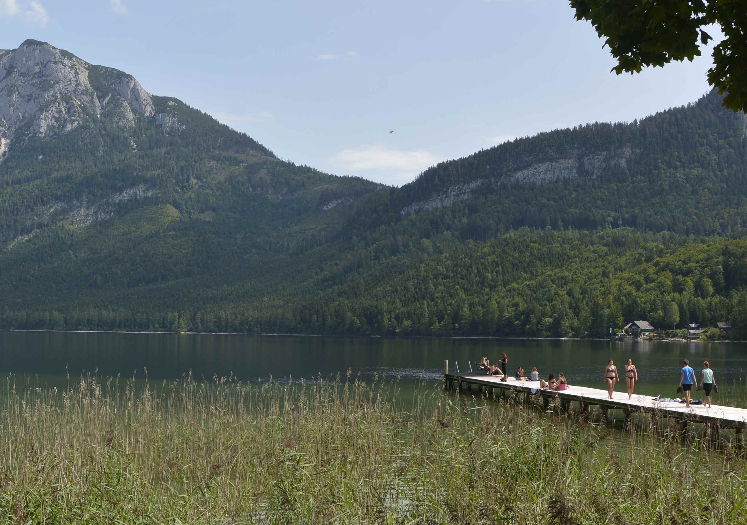 Wir baden direkt in Altaussee, wo es den langen Holzsteg in den See gibt