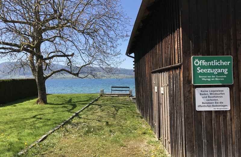 Ins Strandbad am Attersee oder nur schnell an den See? Es gibt öffentliche Seezugänge.