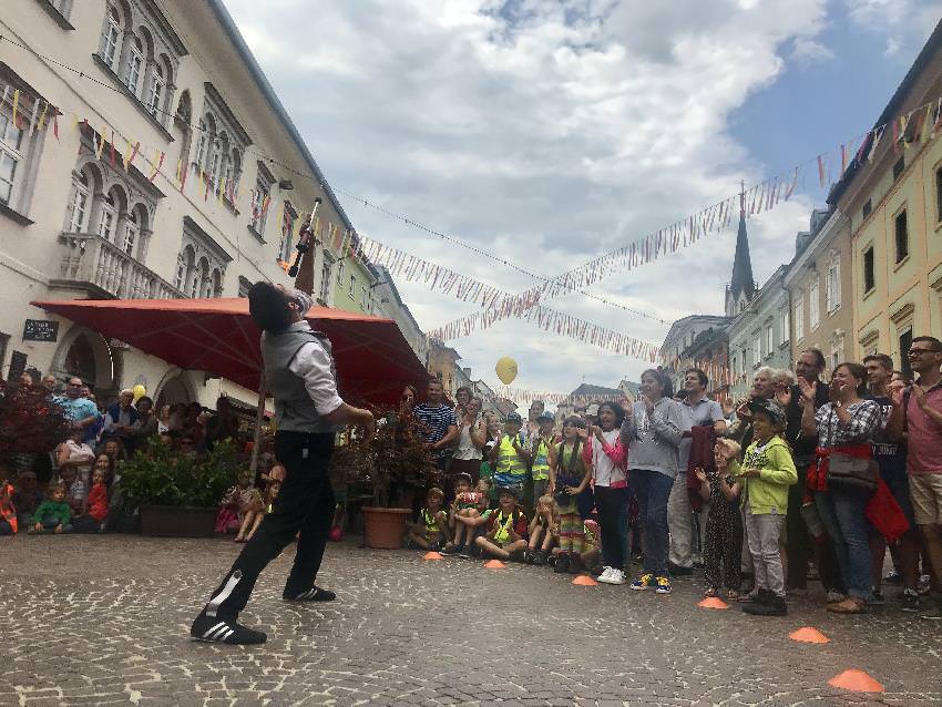  Unterhaltung beim Strassenkunstfestival Villach bei Regen und Sonnenschein