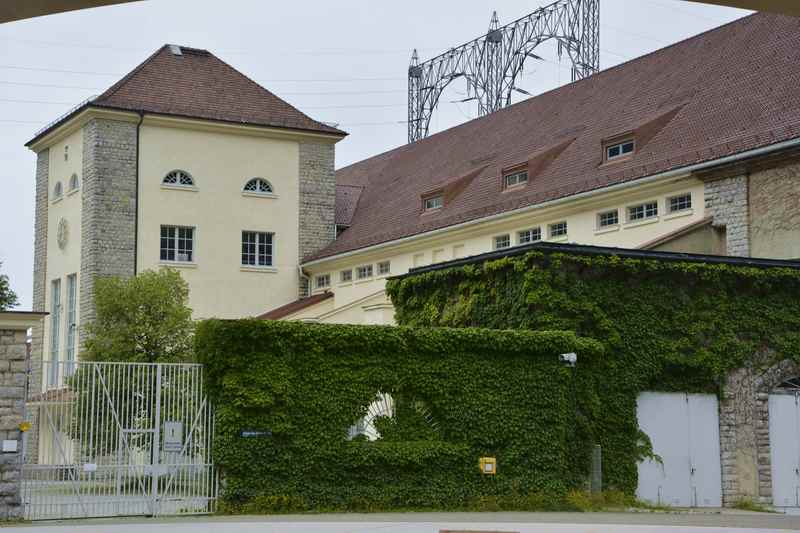 Hier im Kraftwerk wird der Strom erzeugt, die Maschinenhalle kann besichtigt werden