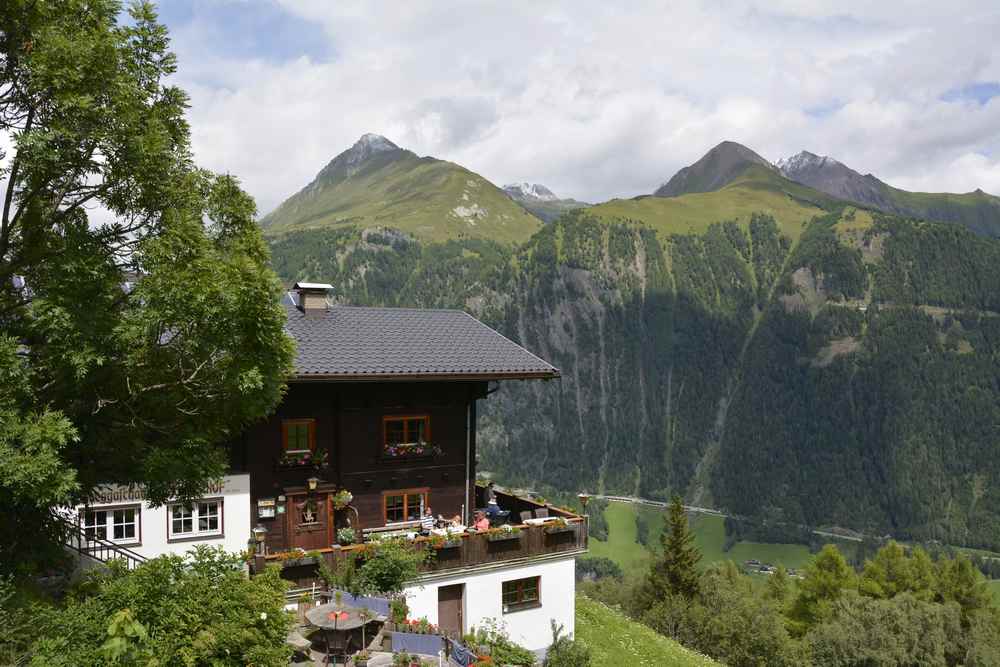 Familienurlaub Osttirol: Das ist der Strumerhof, ein Bergbauernhof, der als Kräutergasthof geführt wird. Hier beginnen auch die Kräuterwanderungen. 