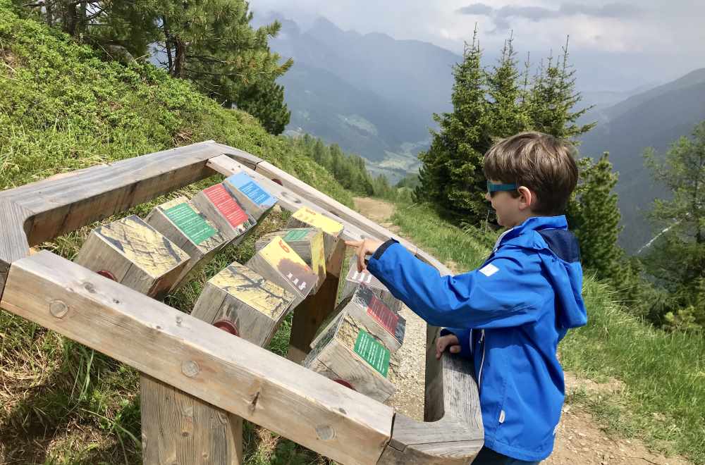 Auf dem "Sonnenzeitweg" wandern die Kinder gerne: Die Stationen interessieren sie.