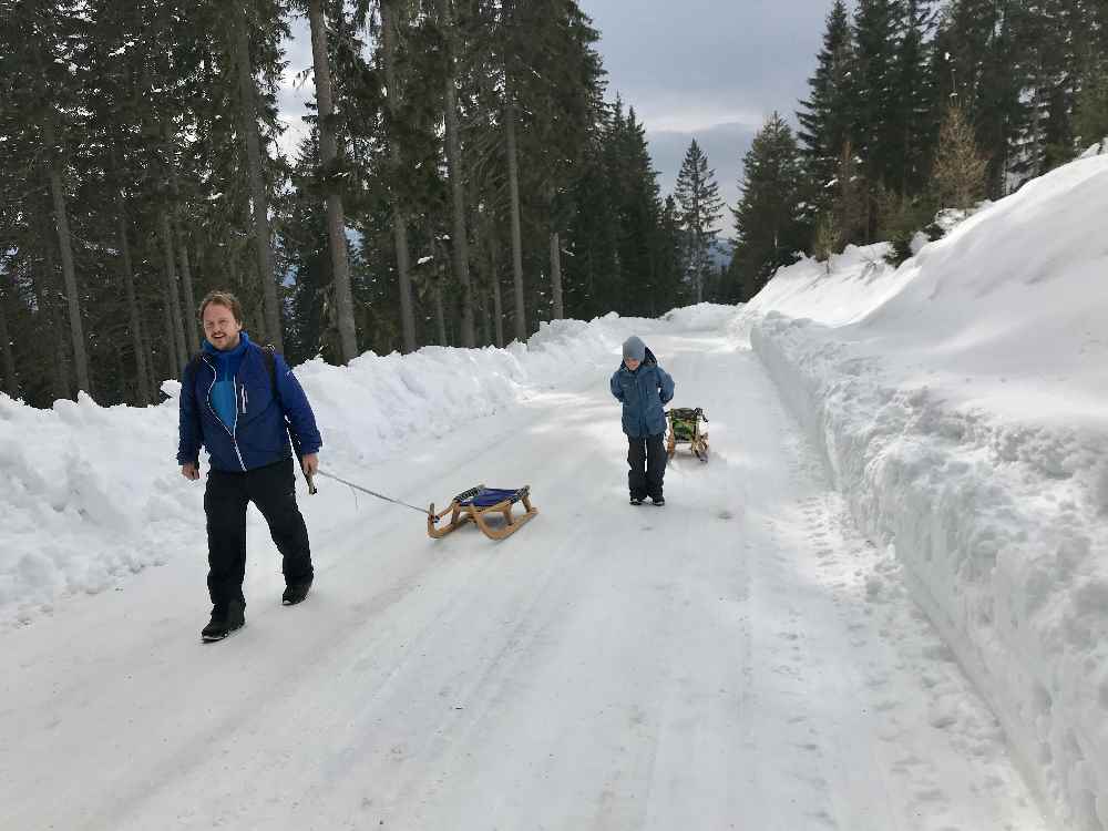 Wer am Stubeck rodeln will, zieht zuerst bei der Winterwanderung den Rodel hinauf 