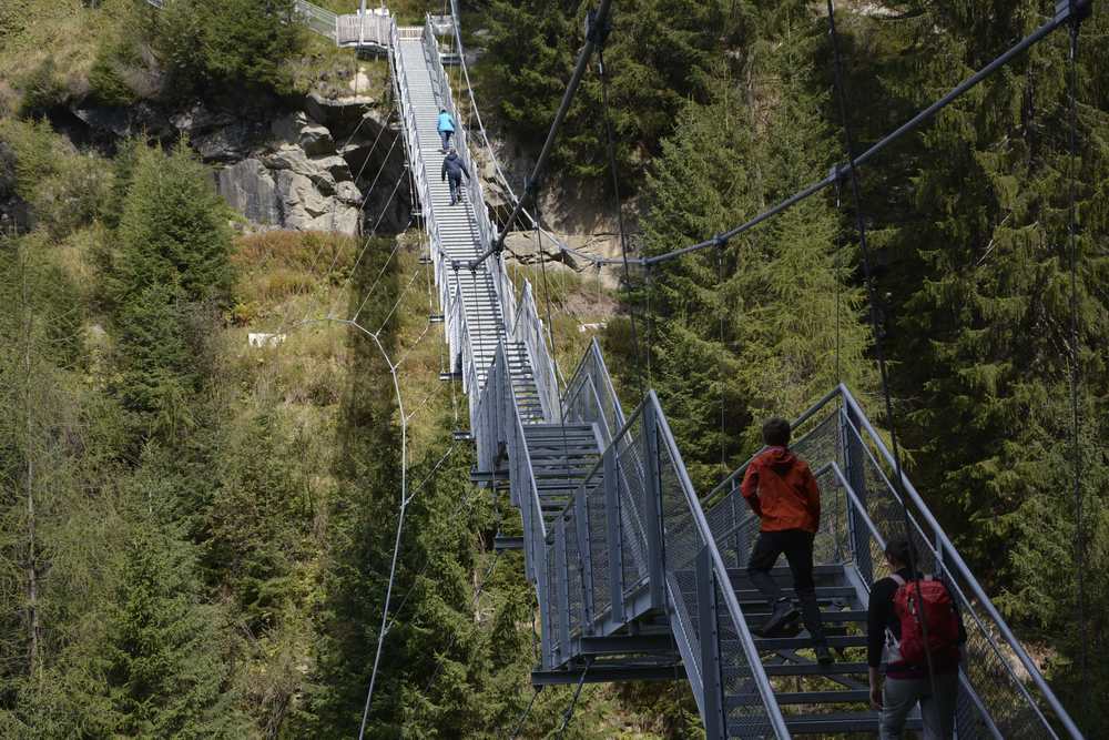 Das ist die Hängebrücke beim Stuibenfall - gut mit Stahlseilen gesichert, aber wackelig 