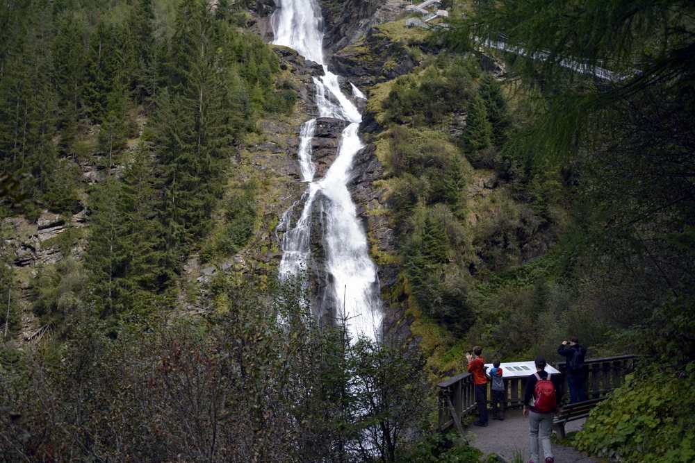 Der Ausblick von einer der Aussichtsplattformen auf den Stuibenfall