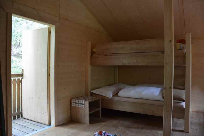 Buamhaus Südtirol: Links im Baumhaus ist gleich das Stockbett für 4 Personen