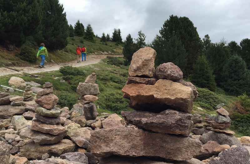 Die Steinmännchen begleiten uns am Höhenweg in Gröden