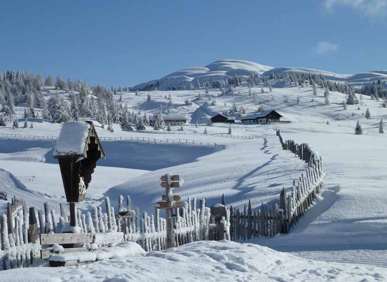 Rodeln Südtirol: Wunderschöne Almen in Südtirol machen das Wintererlebnis perfekt beim rodeln mit Kindern 