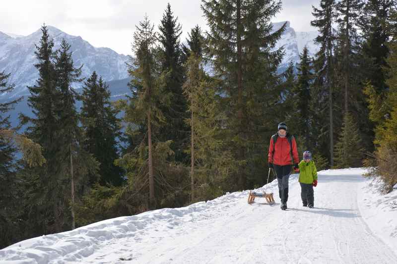 In Südtirol rodeln mit Kindern zur Taistner Alm 