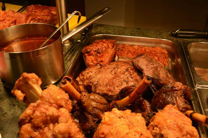 Schweinshaxen, Lamm, Rind - das Südtiroler Buffet im Familienhotel Huber