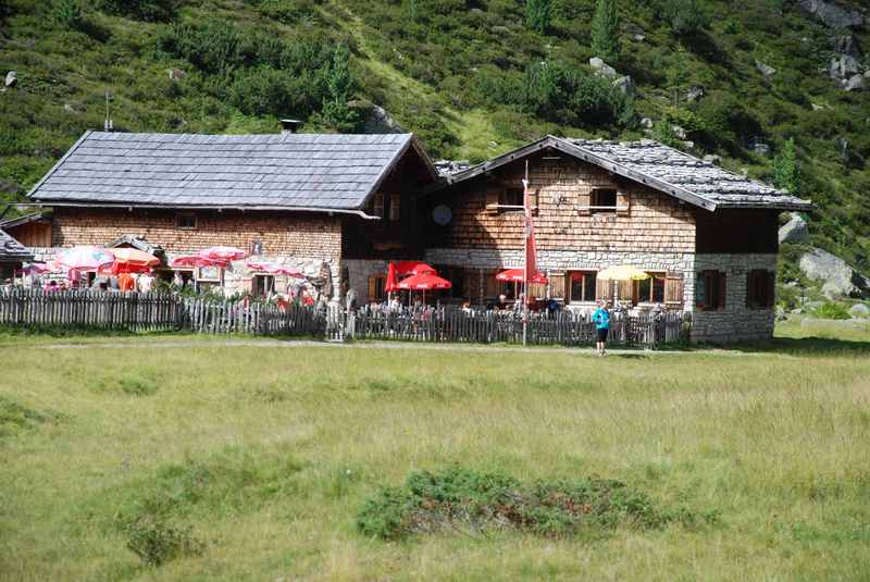 Vom Grawa Wasserfall zur Sulzenaualm wandern