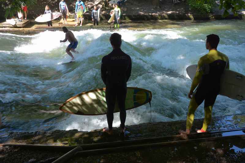 Auch das ist München: Am Eisbach surfen die Münchner im Bereich der Reichenbachbrücke