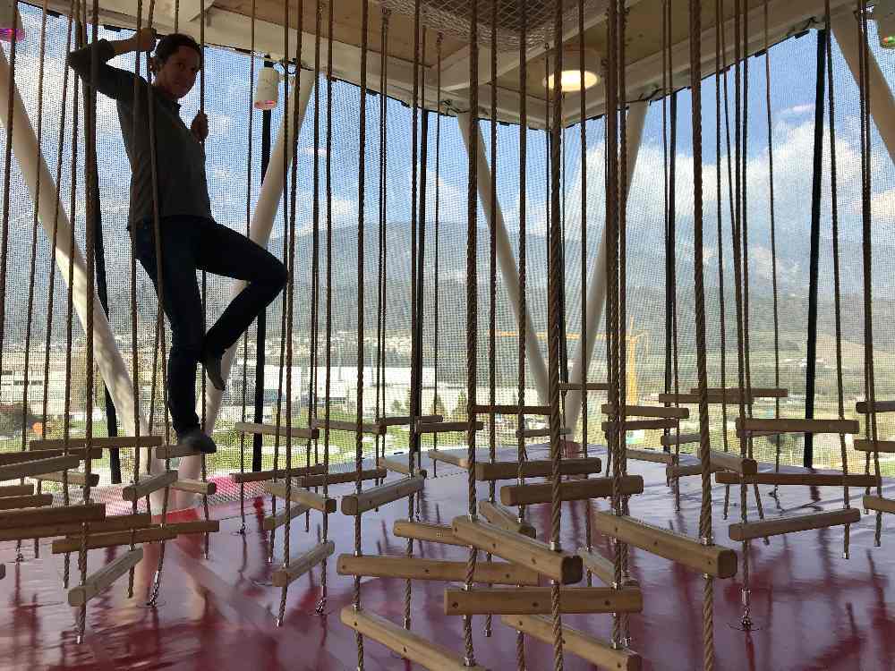 Der Indoorspielplatz hat 4 Ebenen im Spielturm - hier der Niederseilgarten