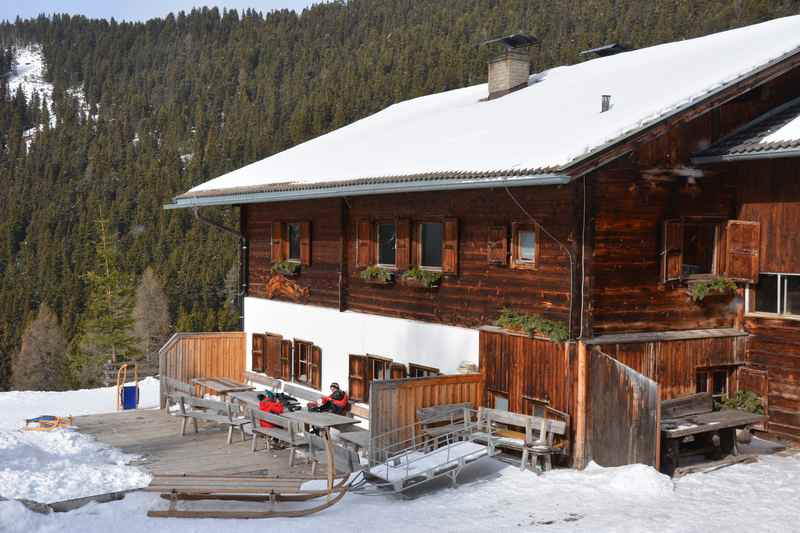 In Südtirol bei der Taistner Alm rodeln mit Kindern 