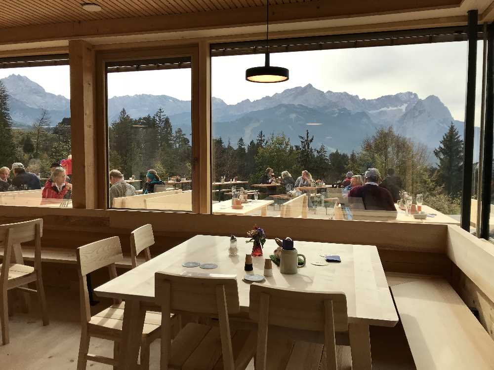 Garmisch Partenkirchen mit Kindern: Der Blick aus der Tannenhütte auf die Zugspitze und das Wettersteingebirge