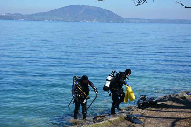 An vielen Stellen gehen die Taucher ins Wasser, wir beobachten sie