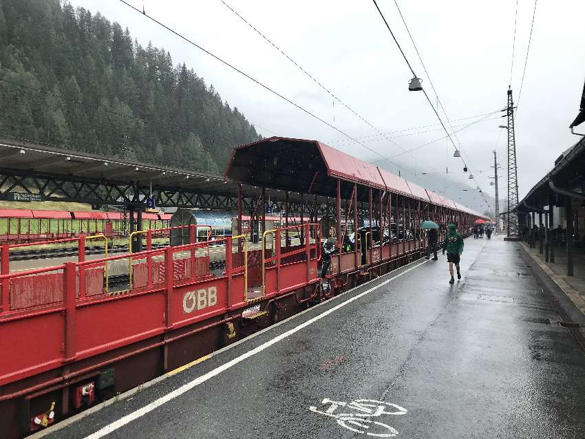 Auf dem Zug fahren wir dann durch die Tauernschleuse