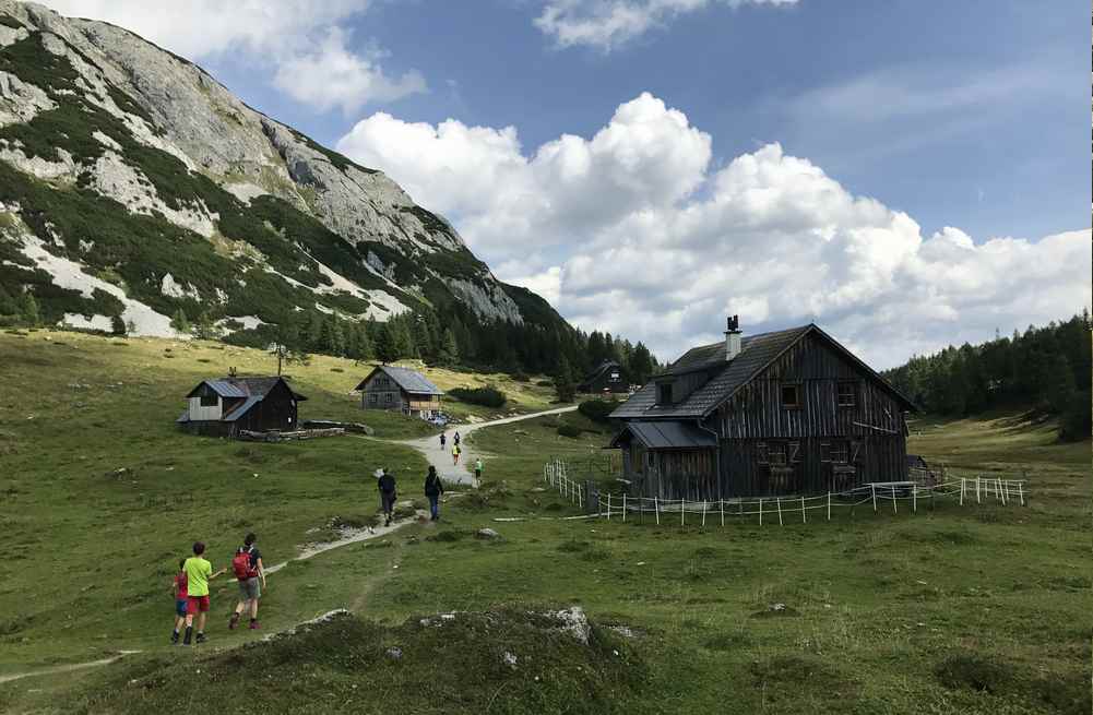 Tauplitz wandern: Zur Grazerhütte an den urigen Almhütten vorbei  