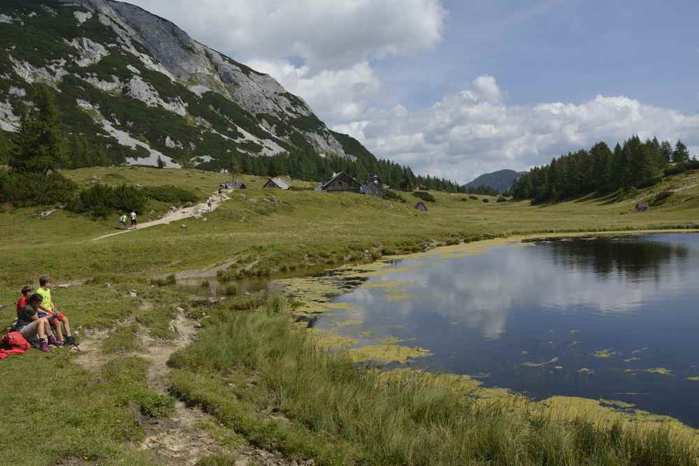 Beim Tauplitzsee machen wir eine kurze Pause in der Wiese und lassen die Landschaft auf uns wirken