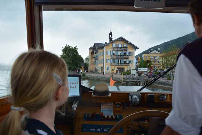 Der Blick aus der Kapitänskabine auf den Ort Tegernsee bei der Schiffahrt mit Kindern in Bayern